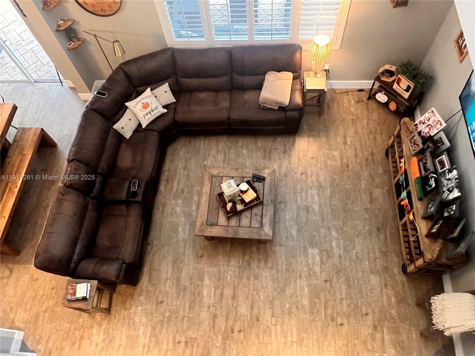 出租: $4,950 (5 贝兹, 3 浴室, 2837 平方英尺)