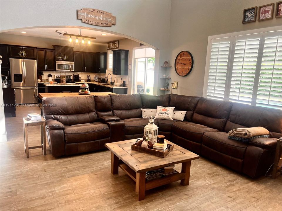 出租: $4,950 (5 贝兹, 3 浴室, 2837 平方英尺)