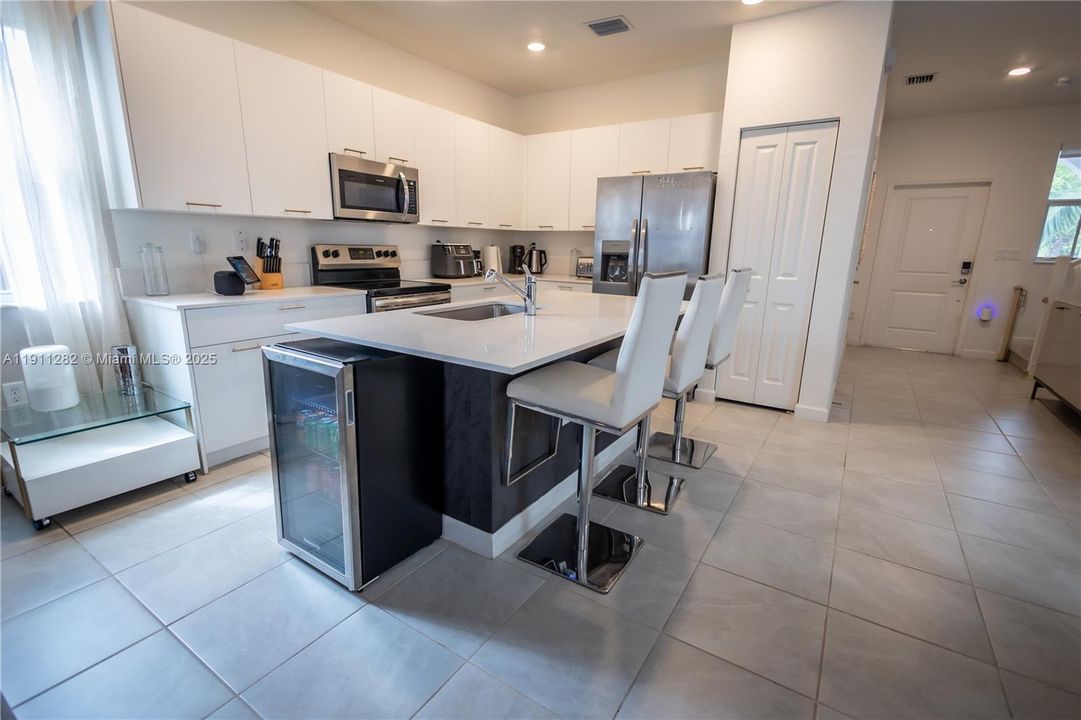 For Rent: $4,800 (5 beds, 3 baths, 2233 Square Feet)