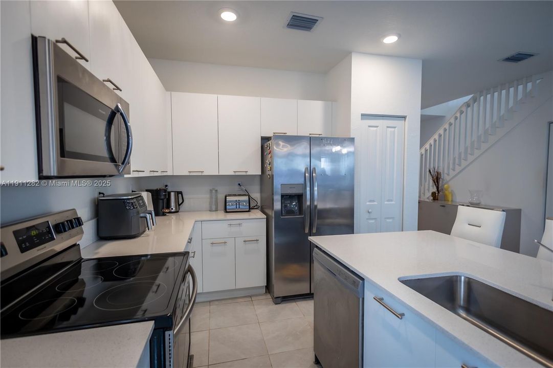 For Rent: $4,800 (5 beds, 3 baths, 2233 Square Feet)