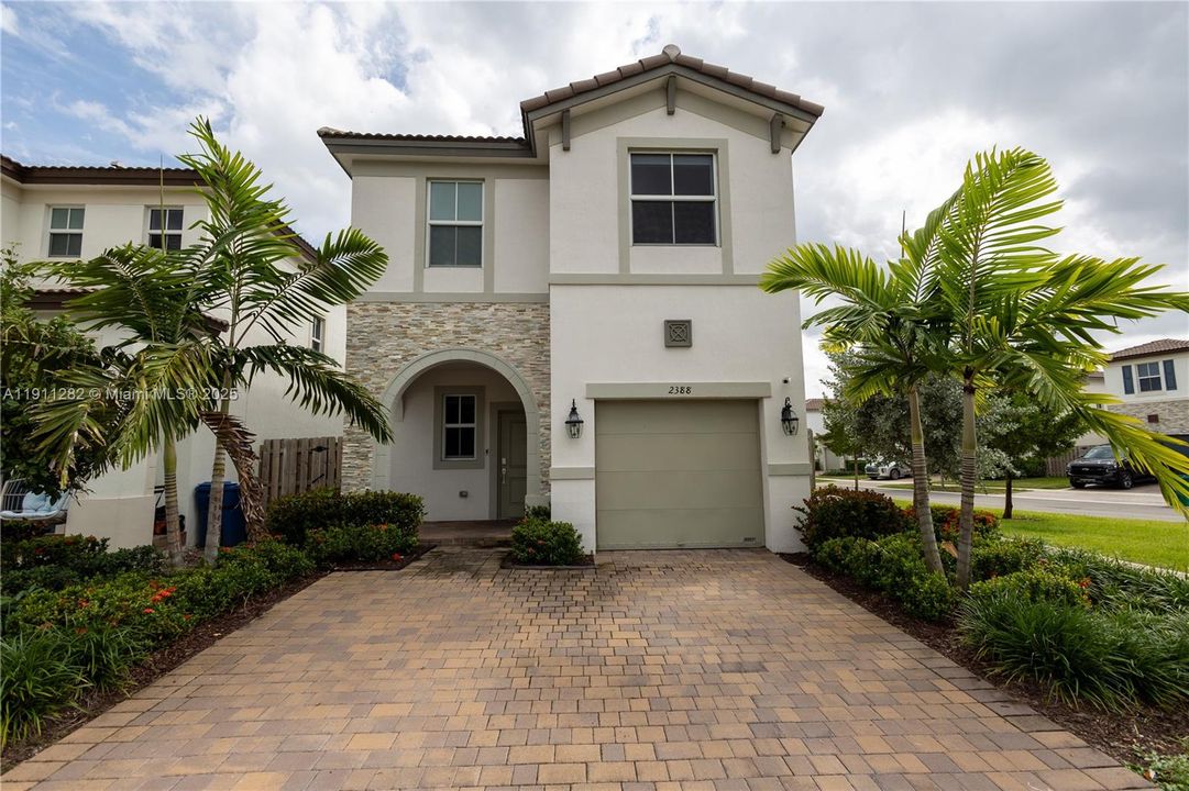 For Rent: $4,800 (5 beds, 3 baths, 2233 Square Feet)