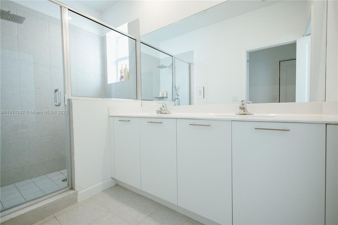 For Rent: $4,800 (5 beds, 3 baths, 2233 Square Feet)