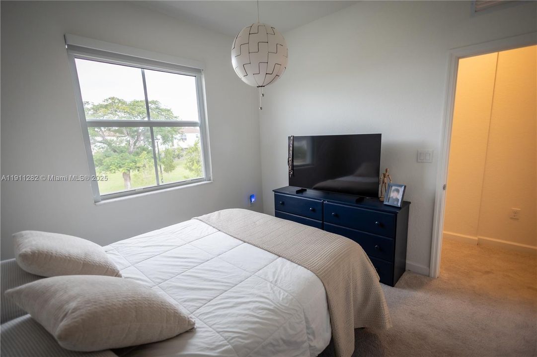 For Rent: $4,800 (5 beds, 3 baths, 2233 Square Feet)