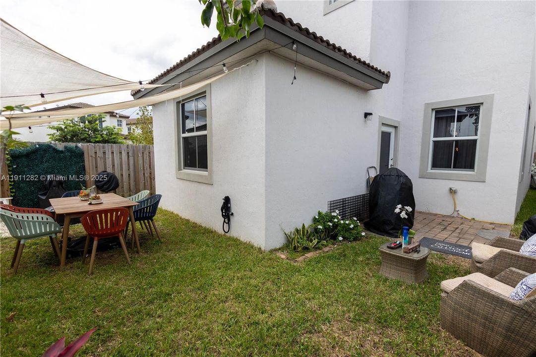 For Rent: $4,800 (5 beds, 3 baths, 2233 Square Feet)