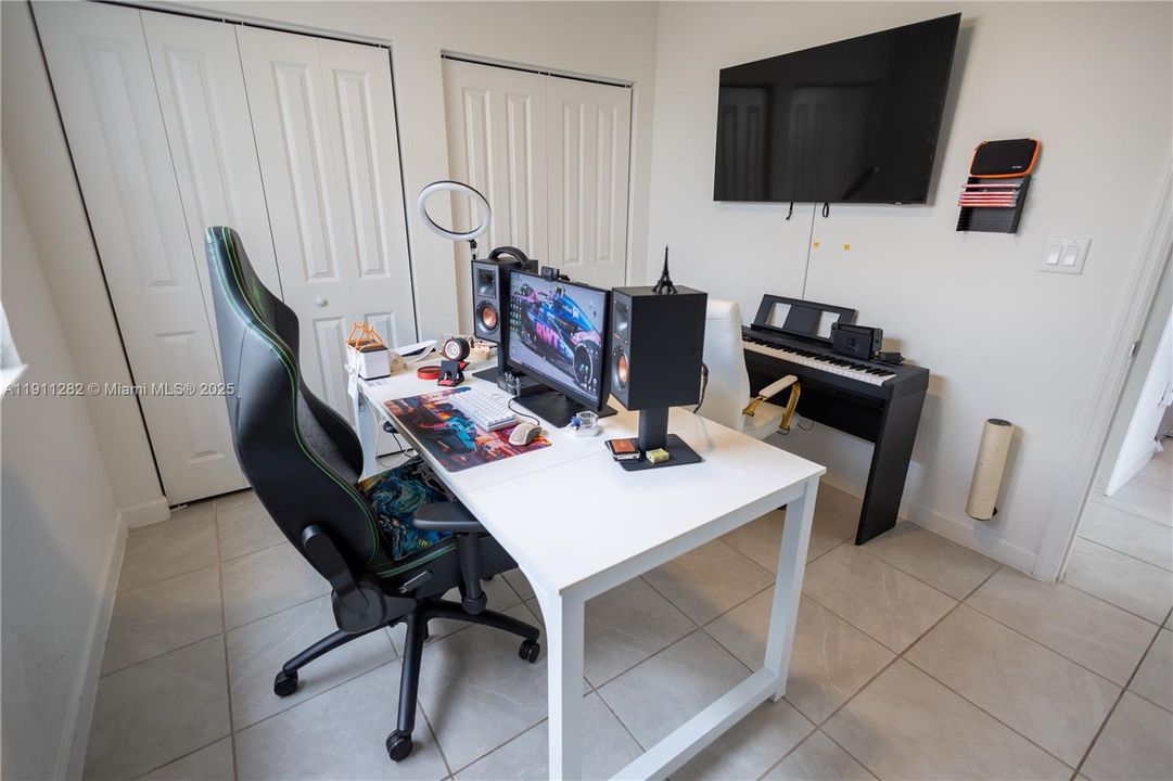 For Rent: $4,800 (5 beds, 3 baths, 2233 Square Feet)