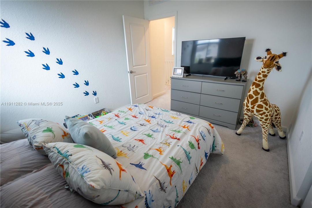 For Rent: $4,800 (5 beds, 3 baths, 2233 Square Feet)