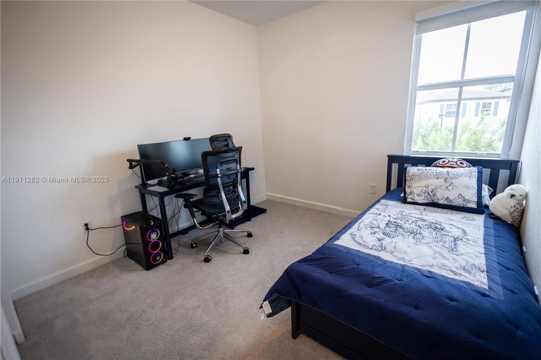 For Rent: $4,800 (5 beds, 3 baths, 2233 Square Feet)