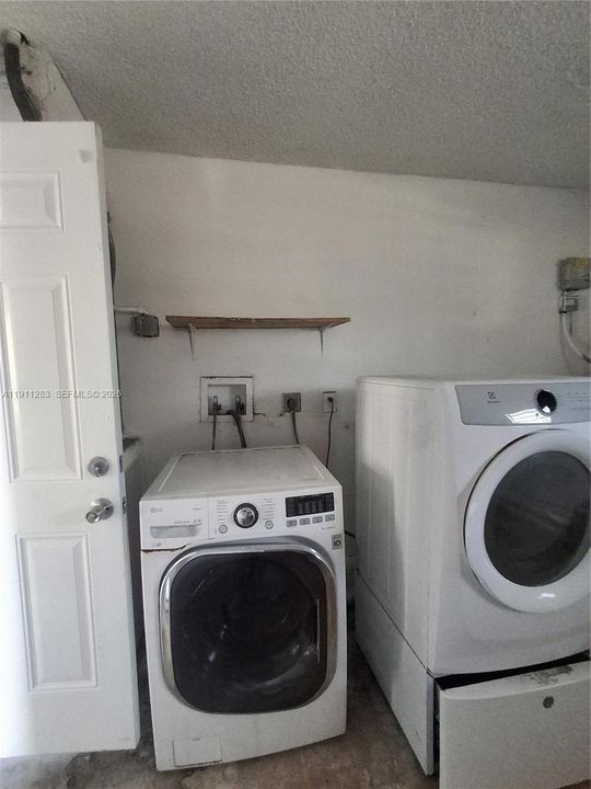 Activo con contrato: $245,000 (3 camas, 2 baños, 1160 Pies cuadrados)