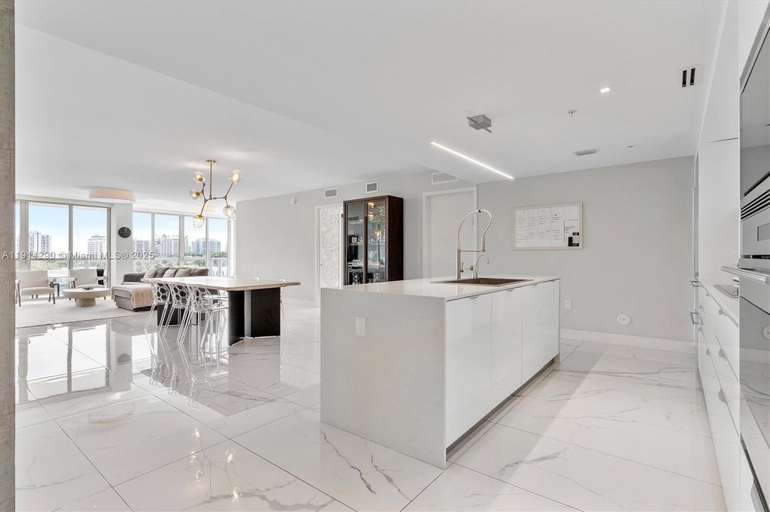 На продажу: $2,495,000 (3 спален, 3 ванн, 2089 Квадратных фут)