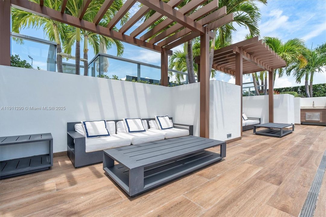 На продажу: $2,495,000 (3 спален, 3 ванн, 2089 Квадратных фут)