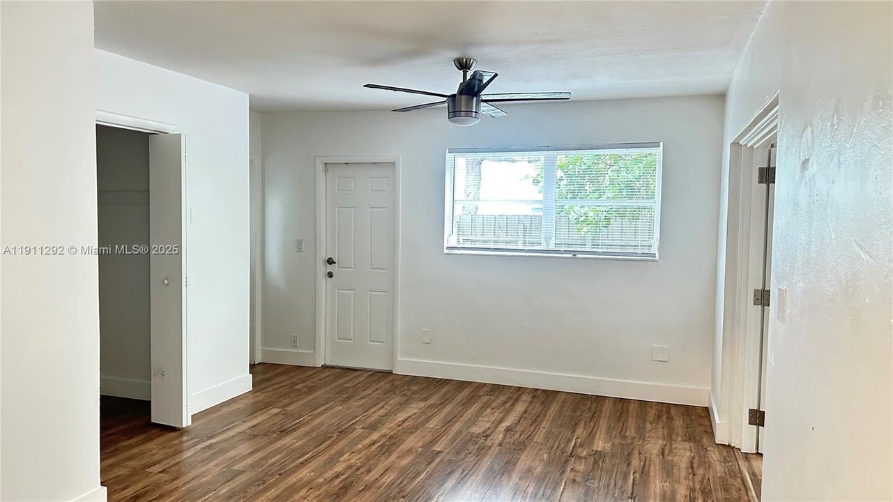 合同活跃: $4,200 (4 贝兹, 3 浴室, 2272 平方英尺)