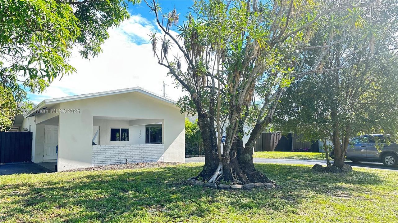 合同活跃: $4,200 (4 贝兹, 3 浴室, 2272 平方英尺)