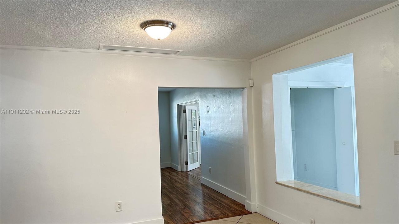 合同活跃: $4,200 (4 贝兹, 3 浴室, 2272 平方英尺)