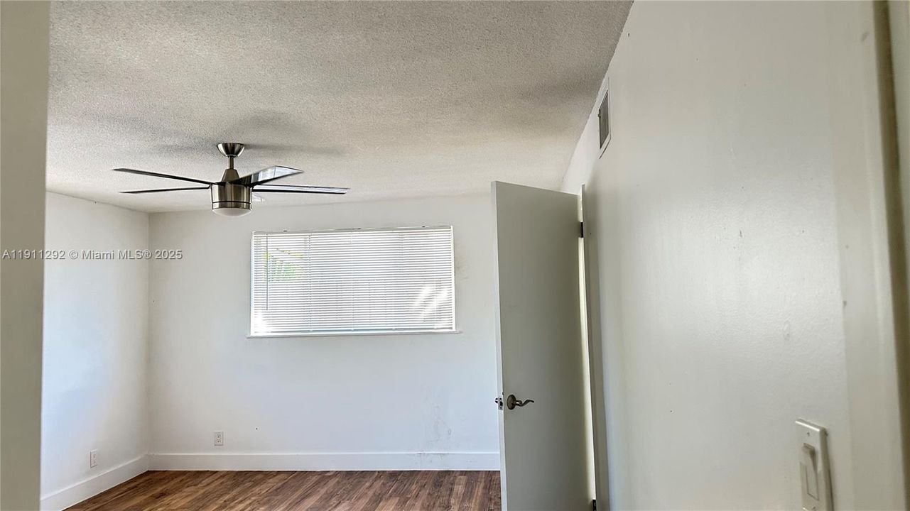 合同活跃: $4,200 (4 贝兹, 3 浴室, 2272 平方英尺)