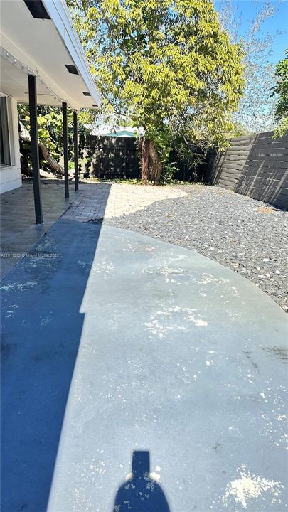 合同活跃: $4,200 (4 贝兹, 3 浴室, 2272 平方英尺)