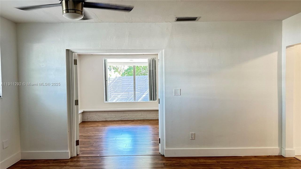 合同活跃: $4,200 (4 贝兹, 3 浴室, 2272 平方英尺)