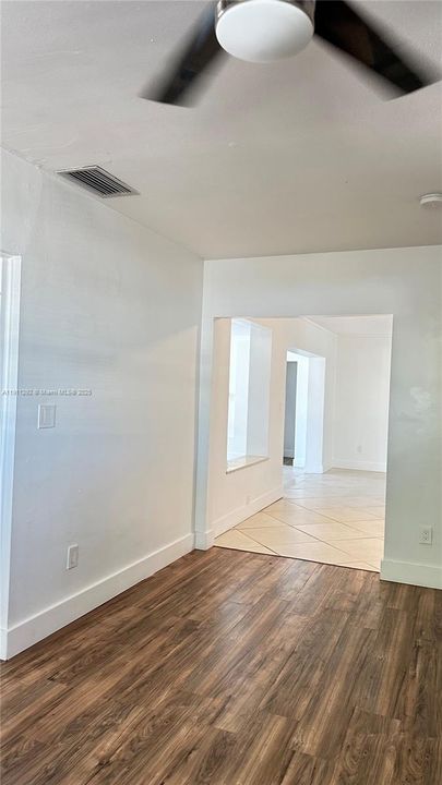 合同活跃: $4,200 (4 贝兹, 3 浴室, 2272 平方英尺)