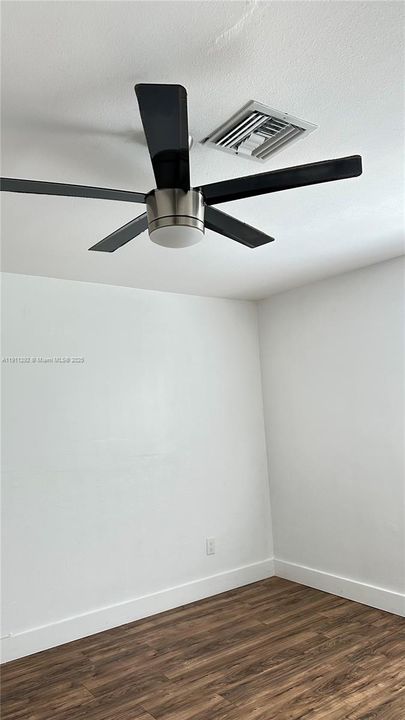 合同活跃: $4,200 (4 贝兹, 3 浴室, 2272 平方英尺)