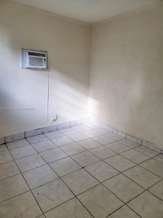 出租: $1,250 (1 贝兹, 1 浴室, 750 平方英尺)