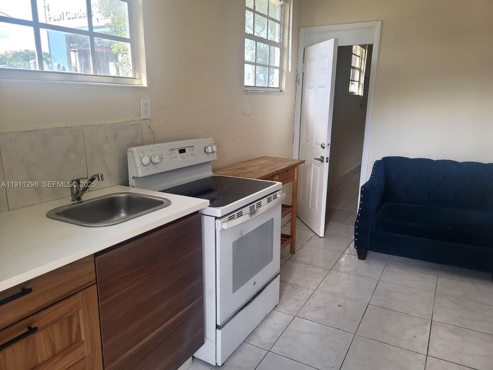 出租: $1,250 (1 贝兹, 1 浴室, 750 平方英尺)