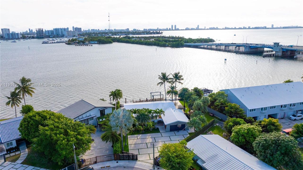 En Venta: $6,999,000 (3 camas, 2 baños, 2083 Pies cuadrados)