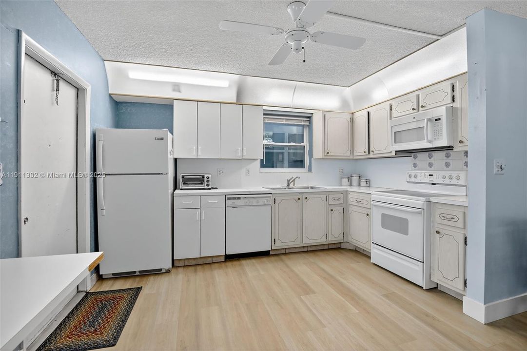 Active With Contract: $165,000 (2 beds, 1 baths, 830 Square Feet)