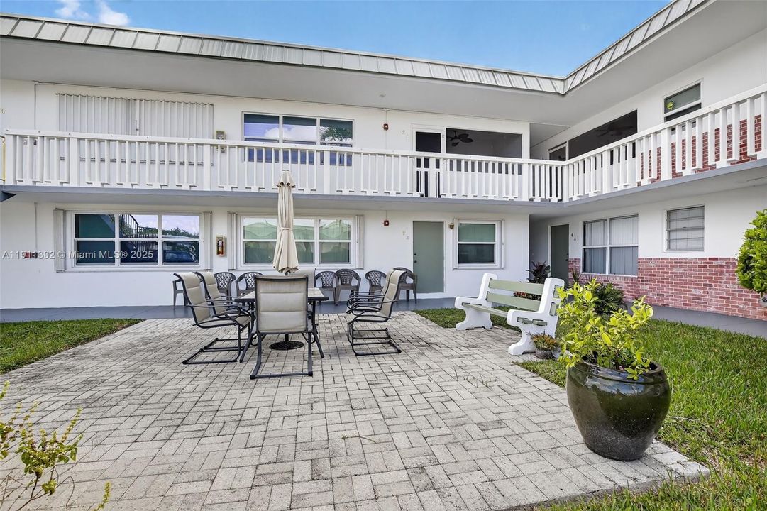 Active With Contract: $165,000 (2 beds, 1 baths, 830 Square Feet)