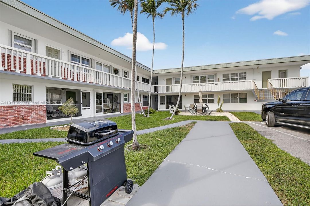 Active With Contract: $165,000 (2 beds, 1 baths, 830 Square Feet)