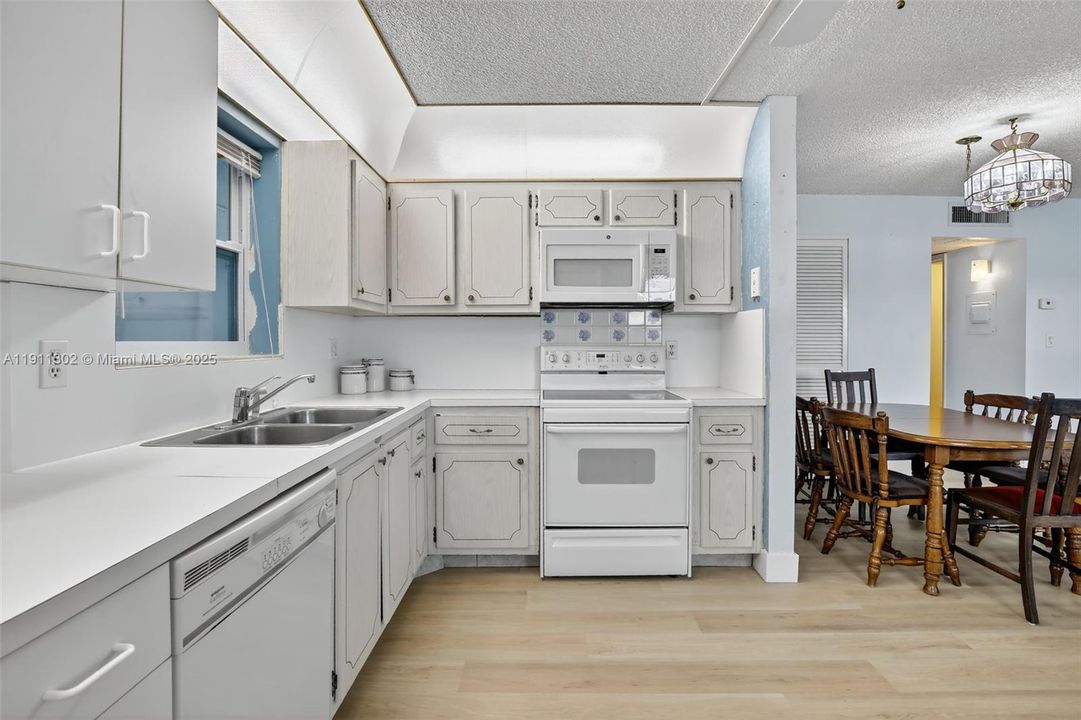 Active With Contract: $165,000 (2 beds, 1 baths, 830 Square Feet)