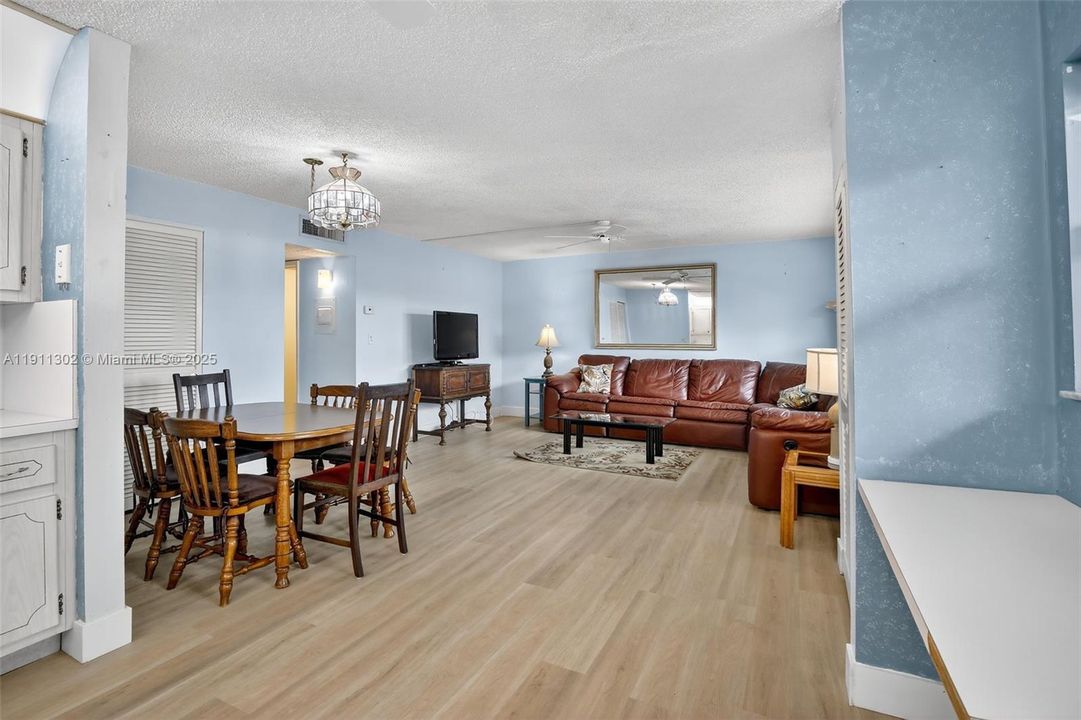 Active With Contract: $165,000 (2 beds, 1 baths, 830 Square Feet)