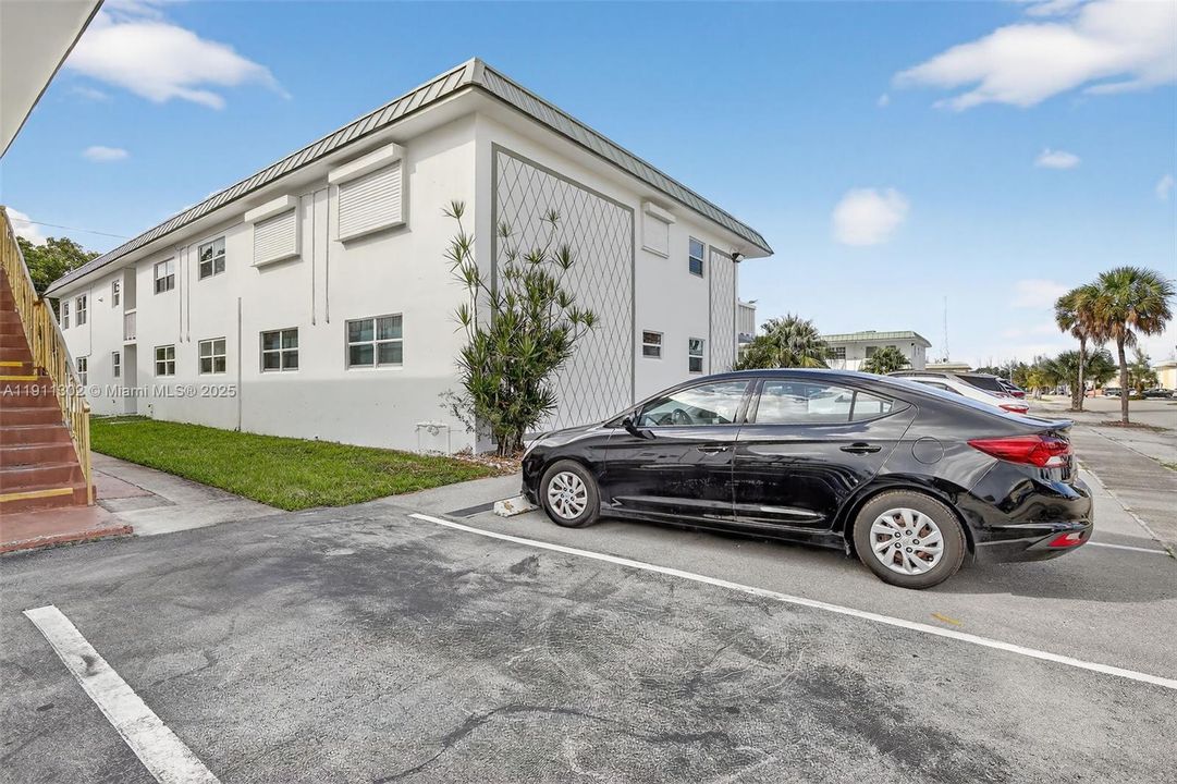 Active With Contract: $165,000 (2 beds, 1 baths, 830 Square Feet)