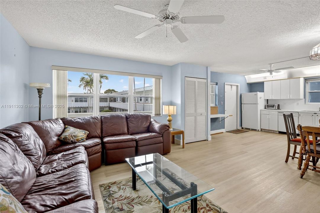 Active With Contract: $165,000 (2 beds, 1 baths, 830 Square Feet)