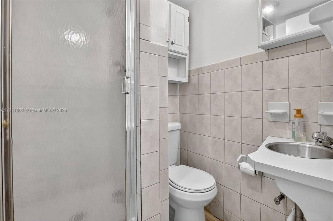 Active With Contract: $165,000 (2 beds, 1 baths, 830 Square Feet)