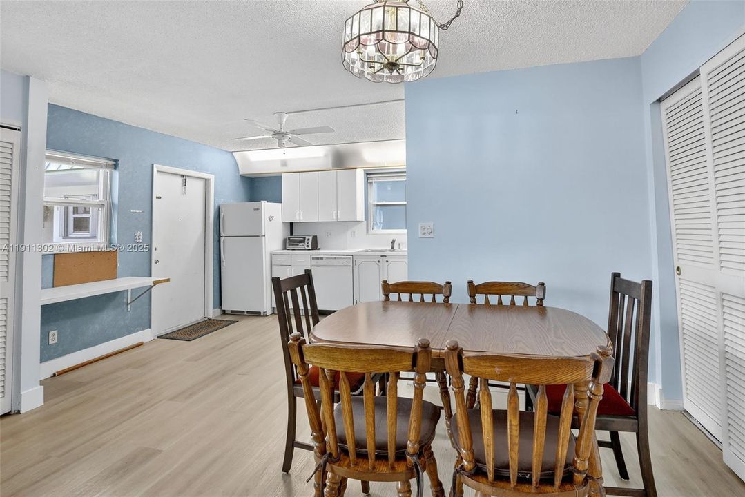 Active With Contract: $165,000 (2 beds, 1 baths, 830 Square Feet)