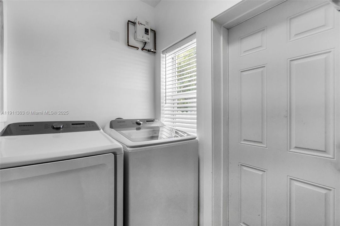 For Sale: $1,150,000 (3 beds, 1 baths, 1556 Square Feet)