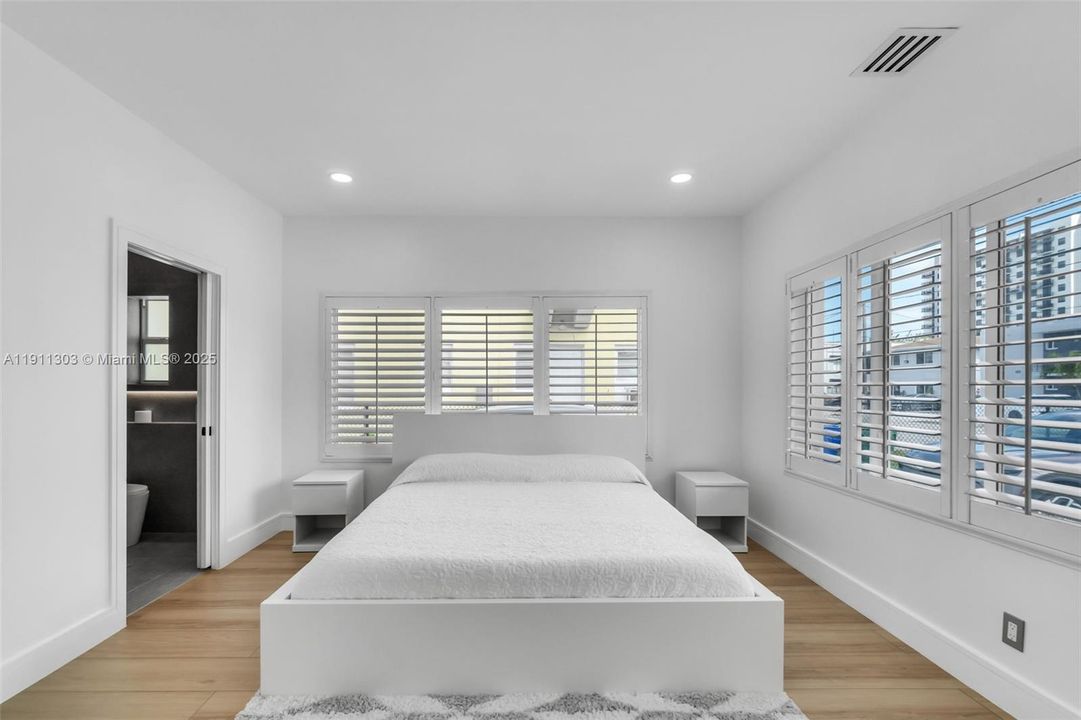 For Sale: $1,150,000 (3 beds, 1 baths, 1556 Square Feet)