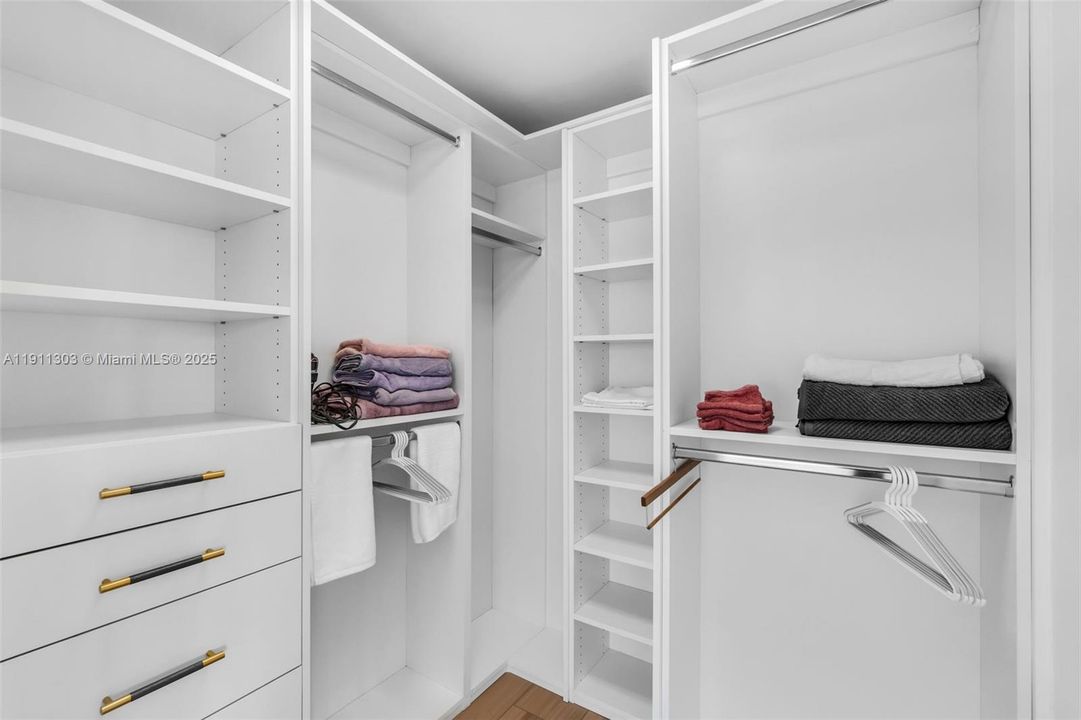 For Sale: $1,150,000 (3 beds, 1 baths, 1556 Square Feet)