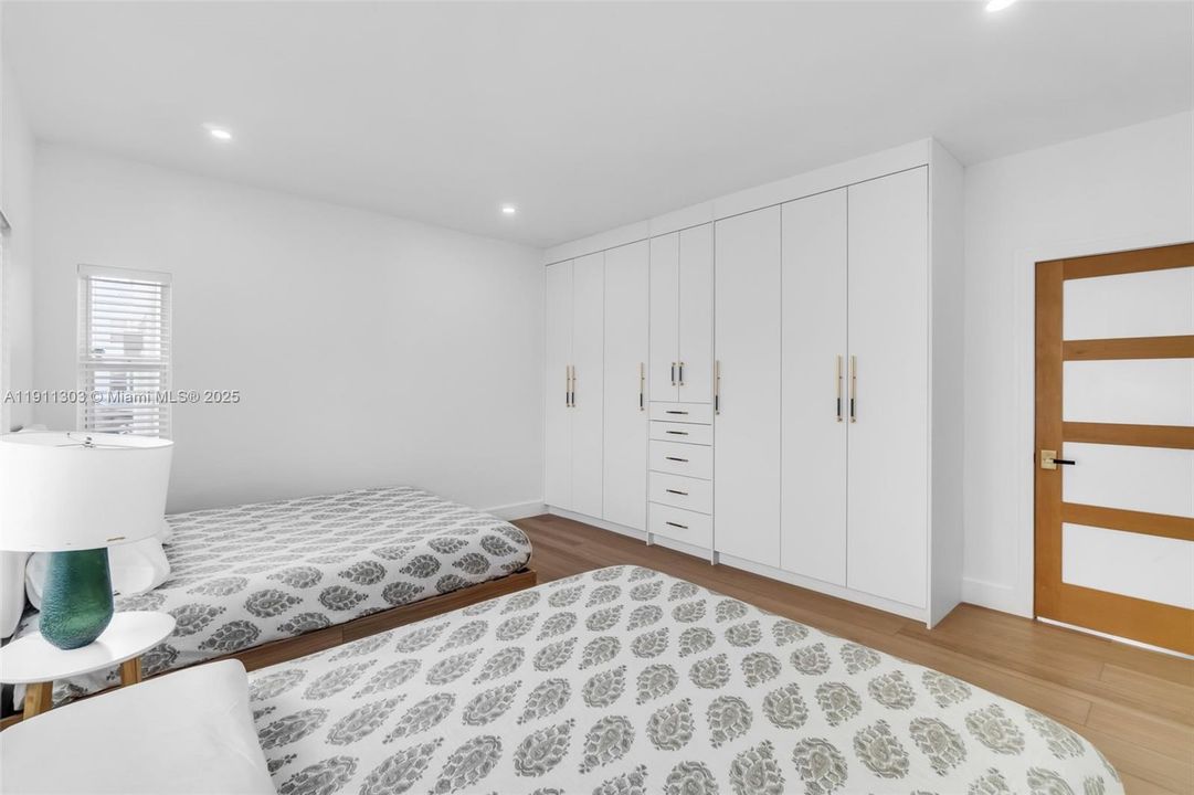 For Sale: $1,150,000 (3 beds, 1 baths, 1556 Square Feet)