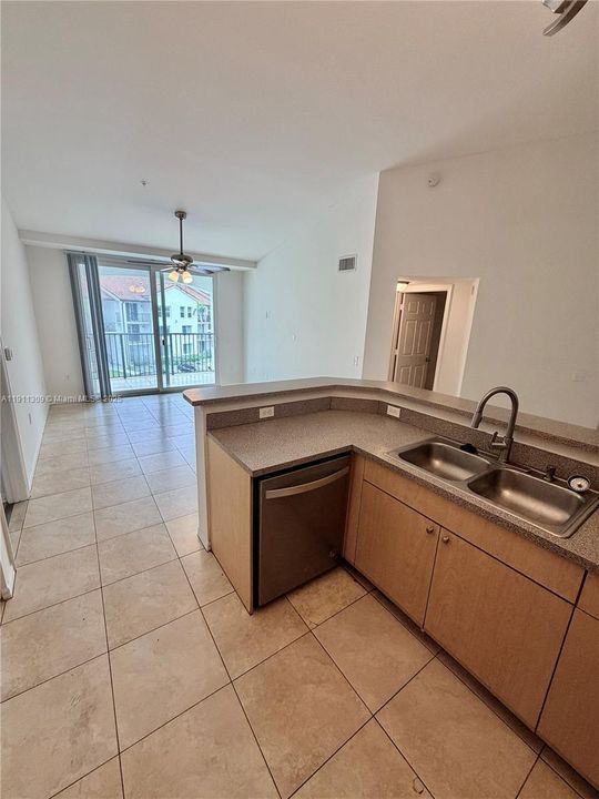 В аренду: $2,060 (2 спален, 2 ванн, 1008 Квадратных фут)