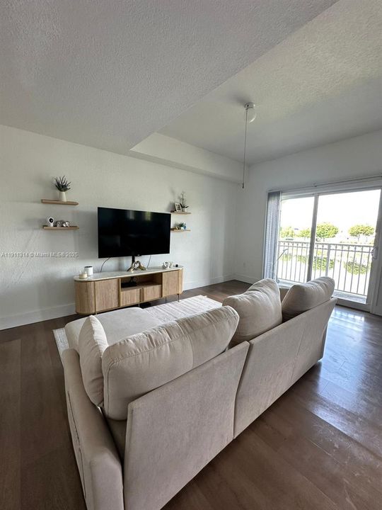 В аренду: $2,950 (3 спален, 2 ванн, 1385 Квадратных фут)