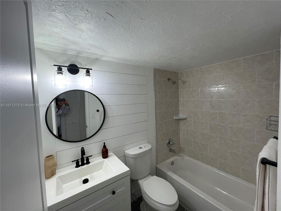 合同活跃: $1,850 (2 贝兹, 2 浴室, 810 平方英尺)