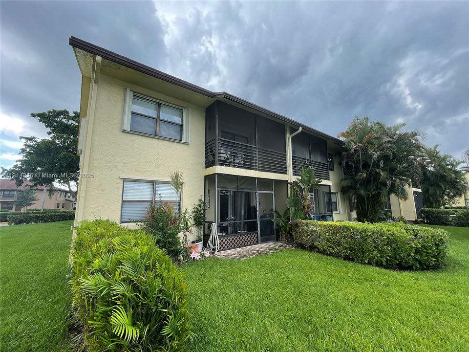 合同活跃: $1,850 (2 贝兹, 2 浴室, 810 平方英尺)