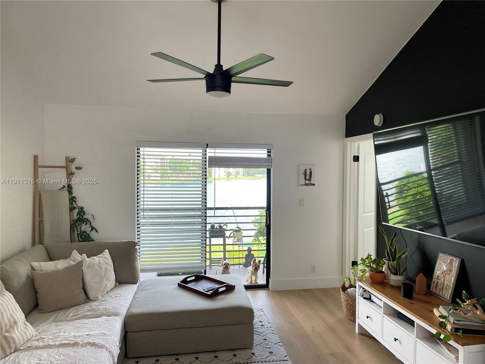 合同活跃: $1,850 (2 贝兹, 2 浴室, 810 平方英尺)