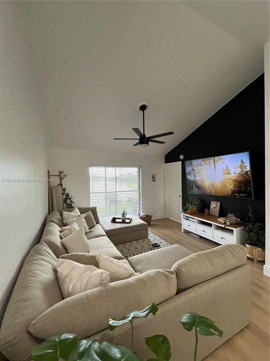 合同活跃: $1,850 (2 贝兹, 2 浴室, 810 平方英尺)