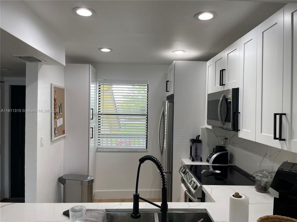 合同活跃: $1,850 (2 贝兹, 2 浴室, 810 平方英尺)