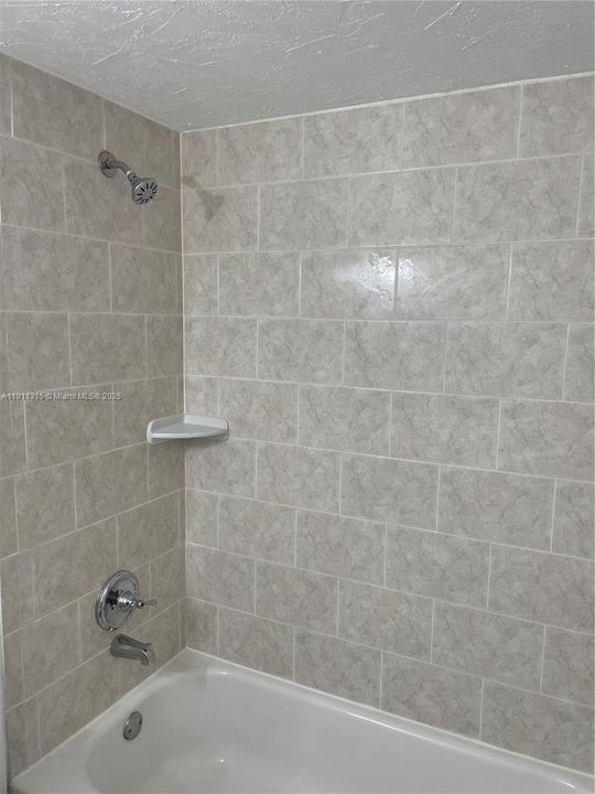 合同活跃: $1,850 (2 贝兹, 2 浴室, 810 平方英尺)