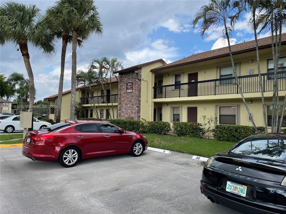 合同活跃: $1,850 (2 贝兹, 2 浴室, 810 平方英尺)