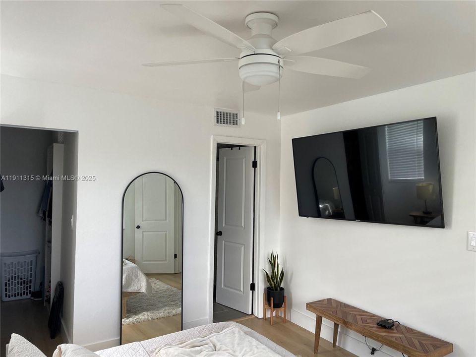 合同活跃: $1,850 (2 贝兹, 2 浴室, 810 平方英尺)