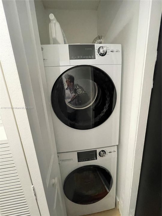 合同活跃: $1,850 (2 贝兹, 2 浴室, 810 平方英尺)