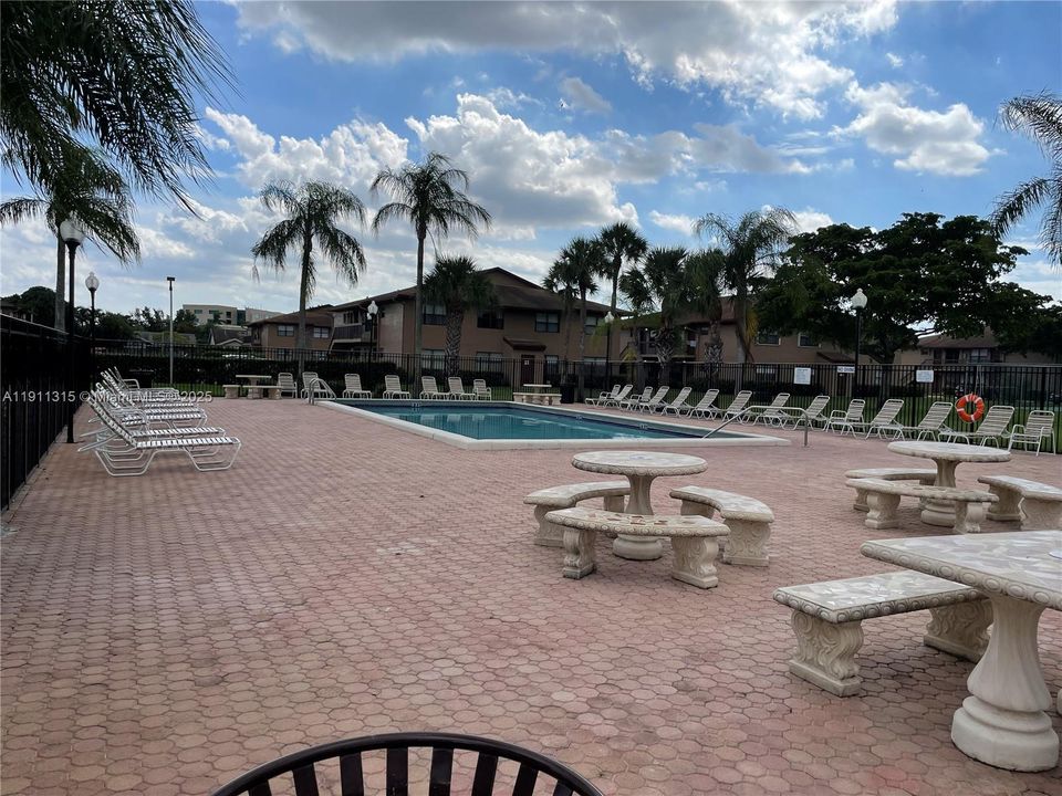 合同活跃: $1,850 (2 贝兹, 2 浴室, 810 平方英尺)